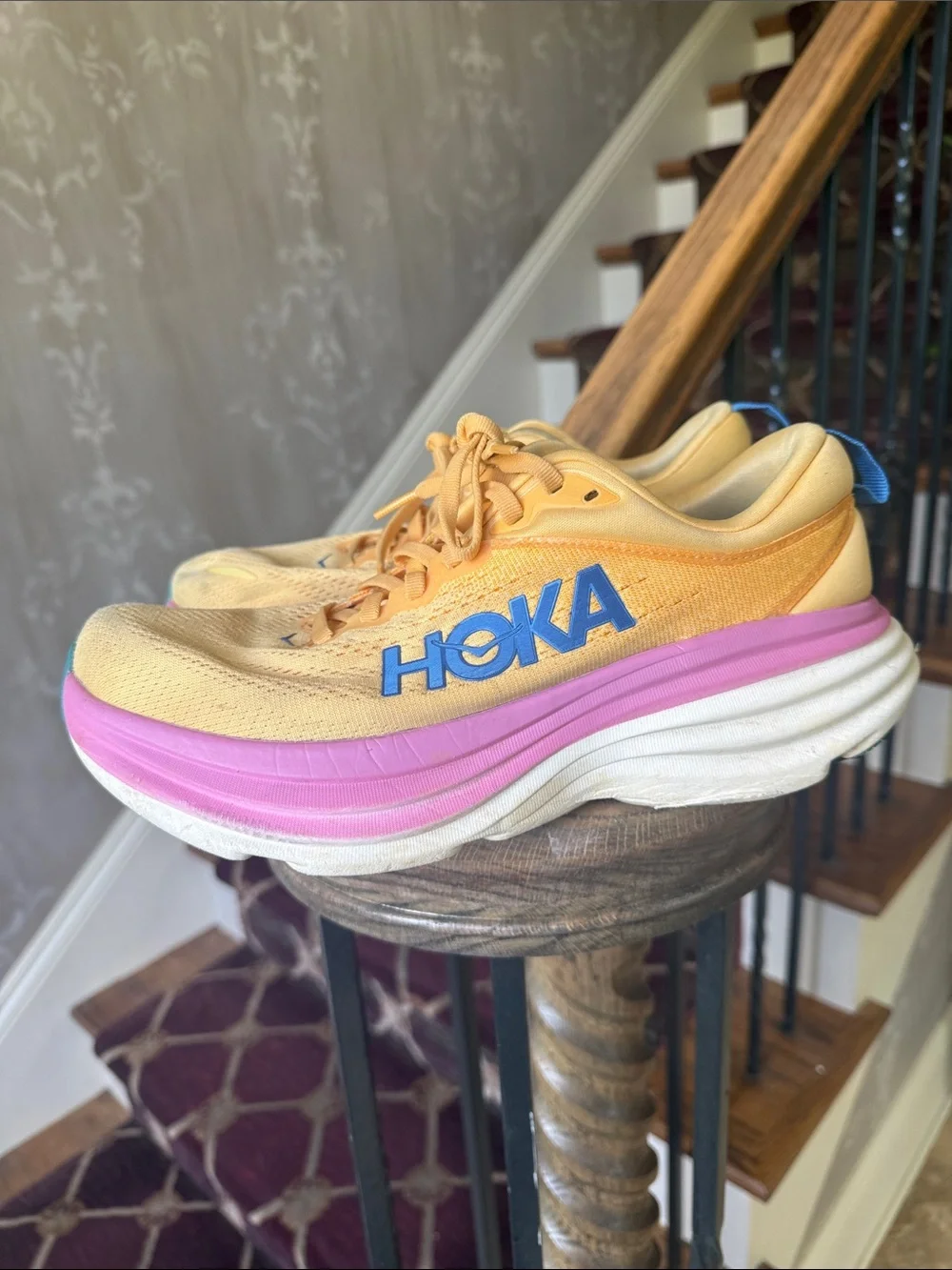 HOKA women’s BONDI 8 running shoe good condition size 8 1/2